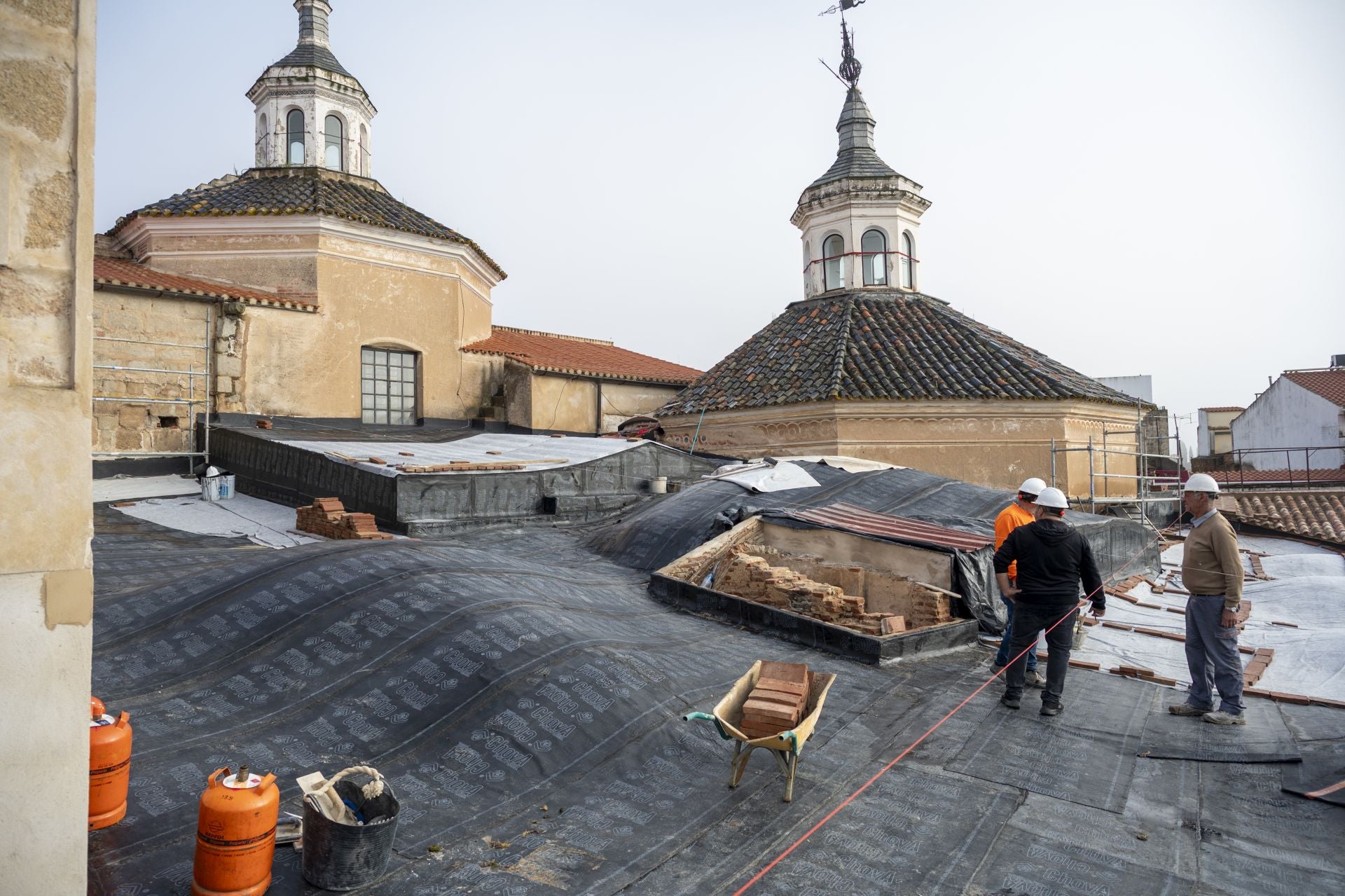 La recuperación de los tejados de la catedral de Badajoz, en imágenes