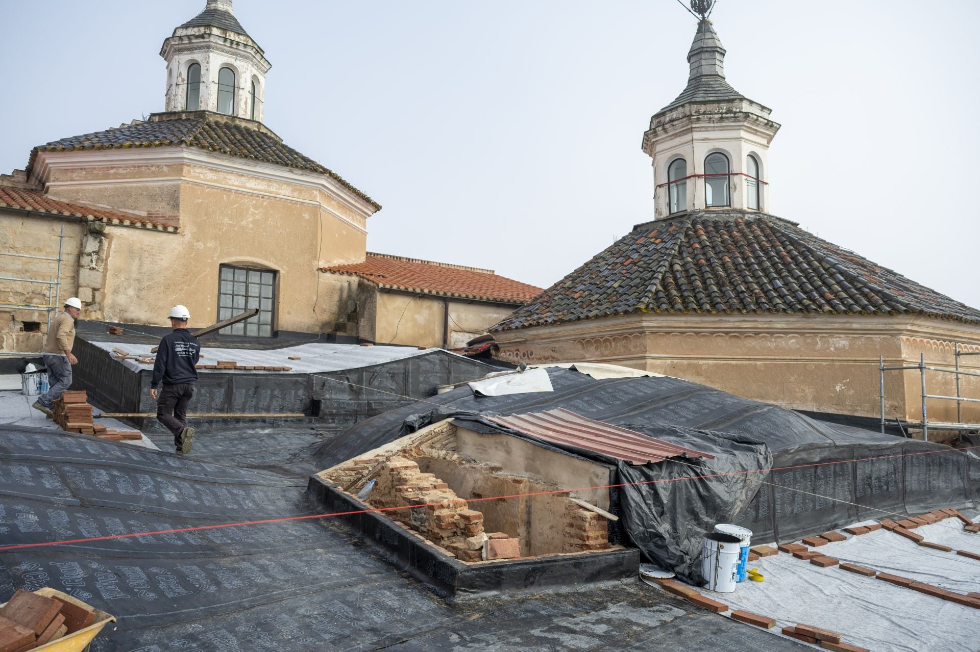 La recuperación de los tejados de la catedral de Badajoz, en imágenes