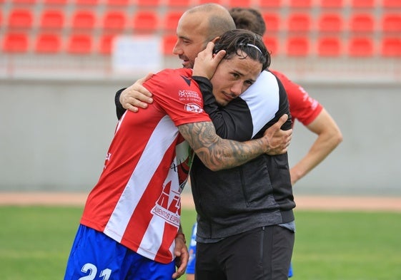 José Carlos Prieto tratando de consolar a Álex Benítez este pasado domingo.