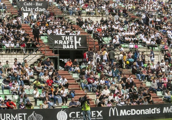 Aspecto del fondo norte del Romano en el último partido de Liga ante el Sevilla Atlético.