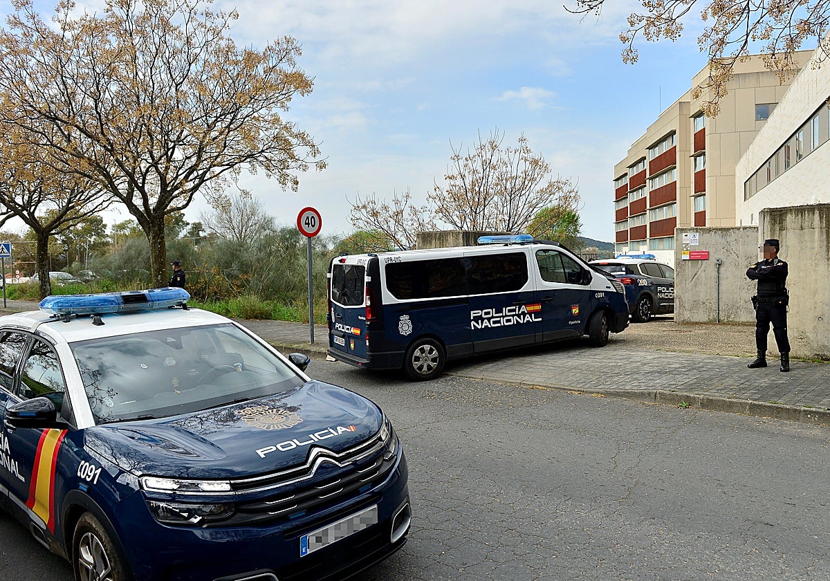 Los detenidos por el tiroteo entran en los juzgados placentinos.