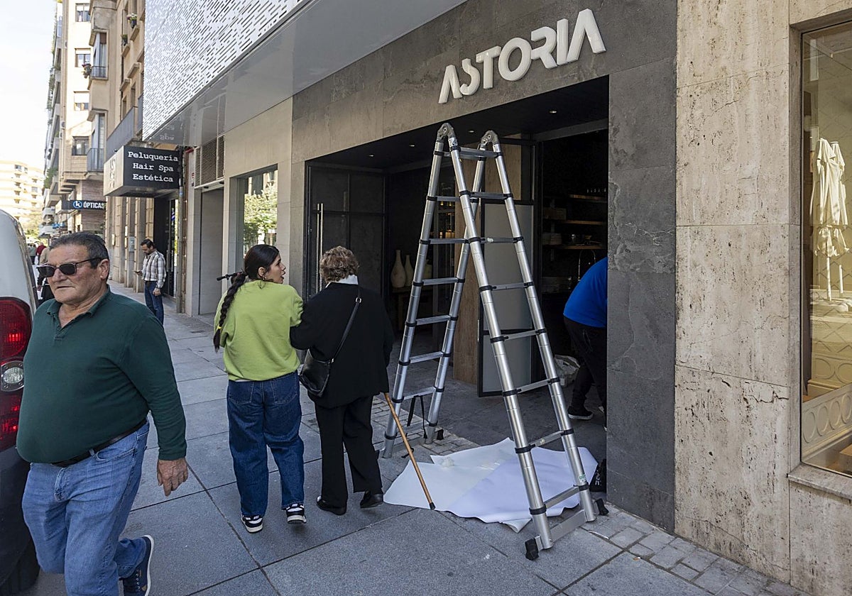 El establecimiento, situado en la calle San Pedro de Alcántara, luce ya su nuevo nombre en la fachada.