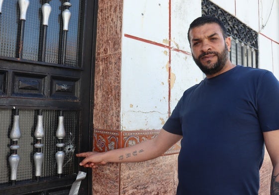 Iván Montaño muestra uno de los agujeros de bala en la casa donde se refugió Camelia.