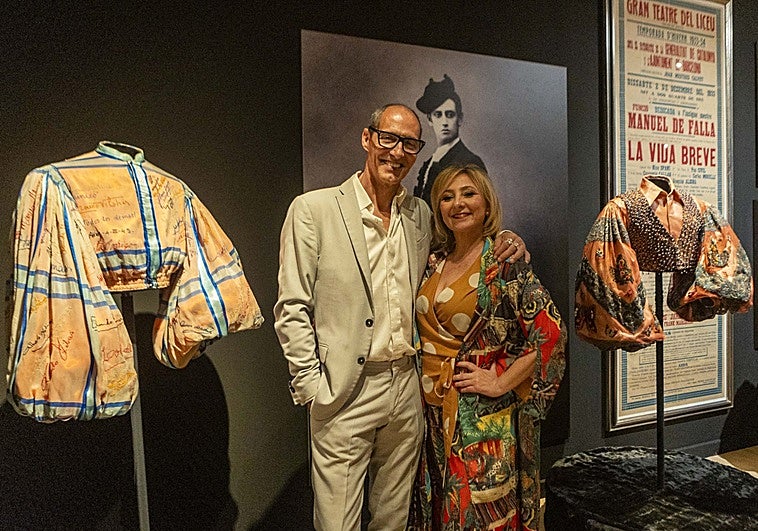 El actor Manuel Bandera y la cantante Pilar Boyero, padrinos de la muestra, junto a blusas de Miguel de Molina.