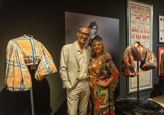 El actor Manuel Bandera y la cantante Pilar Boyero, padrinos de la muestra, junto a blusas de Miguel de Molina.