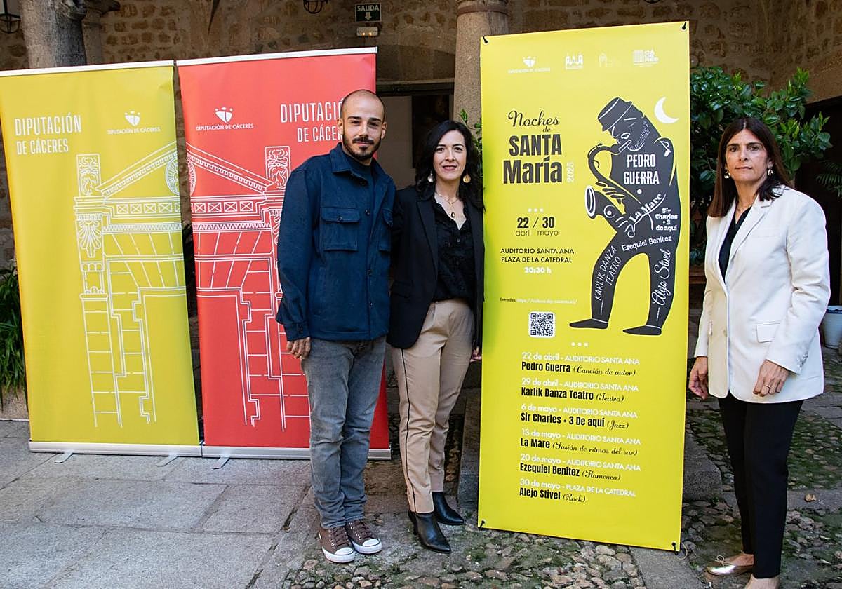 La vicepresidenta provincial Esther Gutiérrez y la edil Belinda Martín, con el actor Jorge Barrantes.