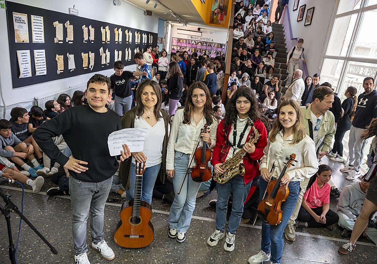Actuaciones. Alicia Cortés con el saxofón junto a la orquesta del instituto.