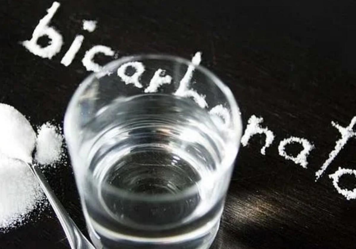 El poder oculto del bicarbonato y el romero: Cinco usos que desconocías de esta mezcla para tu salud y hogar