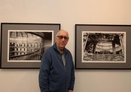 Vicente Novillo junto a dos de sus fotografías de la antigua cárcel.