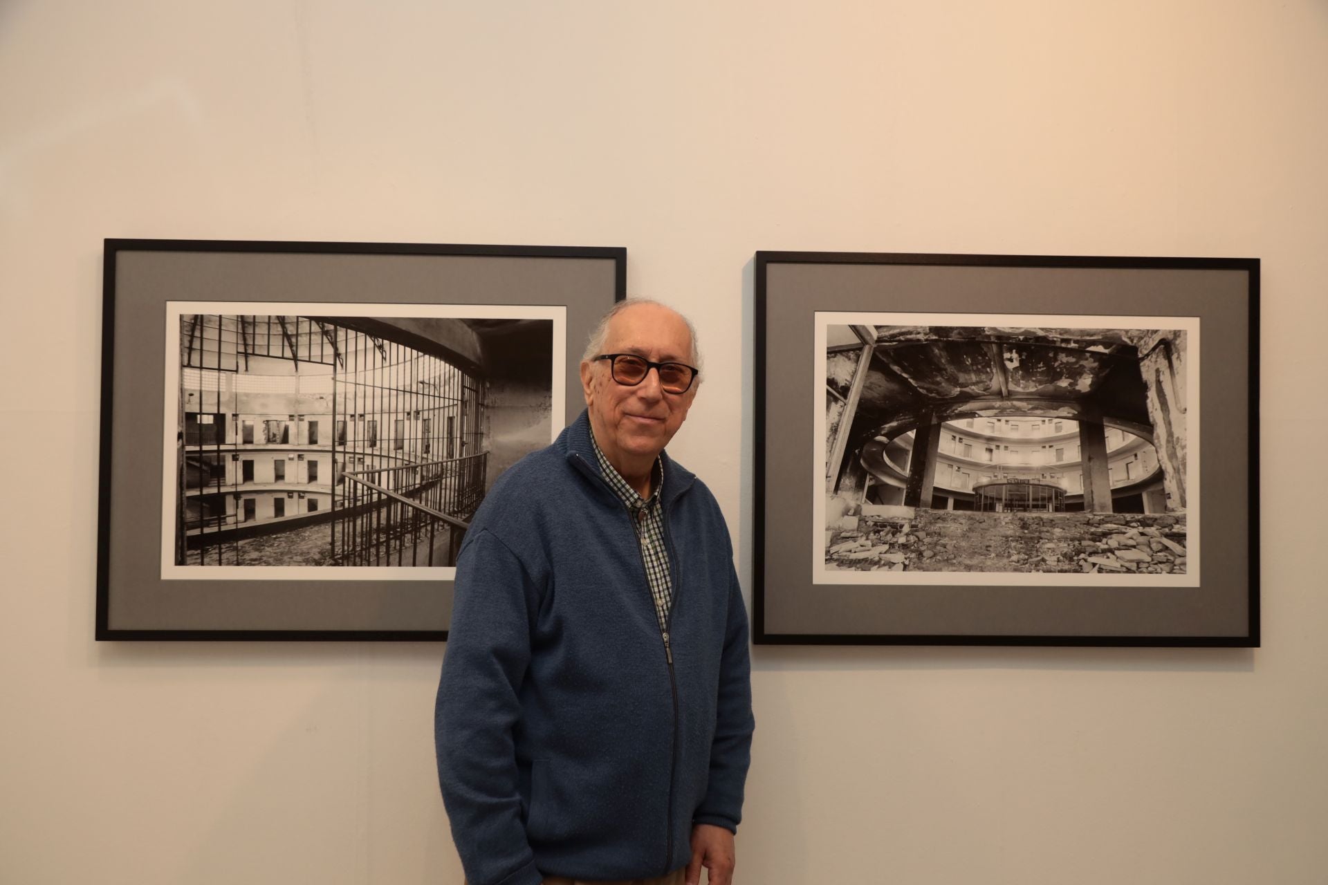 Vicente Novillo junto a dos de sus fotografías de la antigua cárcel.