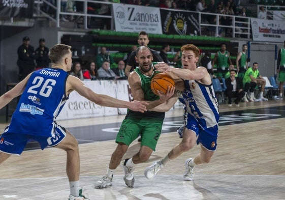 Dani Rodríguez porfía por el balón ante el Ponferrada.