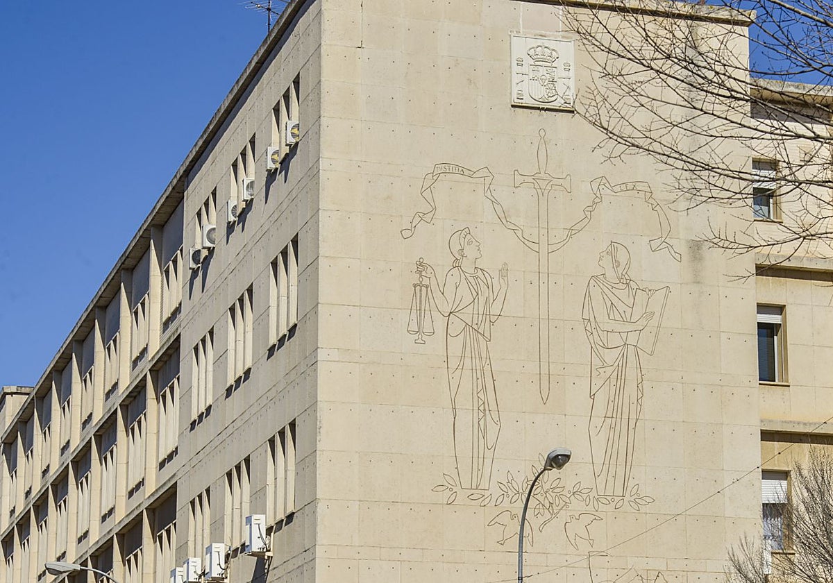 La acusación particular ha sido llevada por el letrado pacense Francisco Conde.