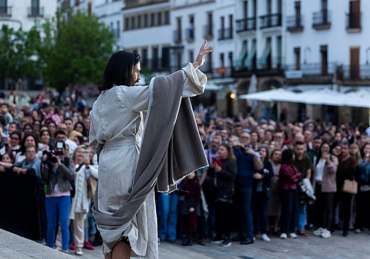 Momento en el que el actor Pablo Mejías, en el papel de Jesucristo, se dirige al público al inicio de la representación en la Plaza Mayor de Cáceres.