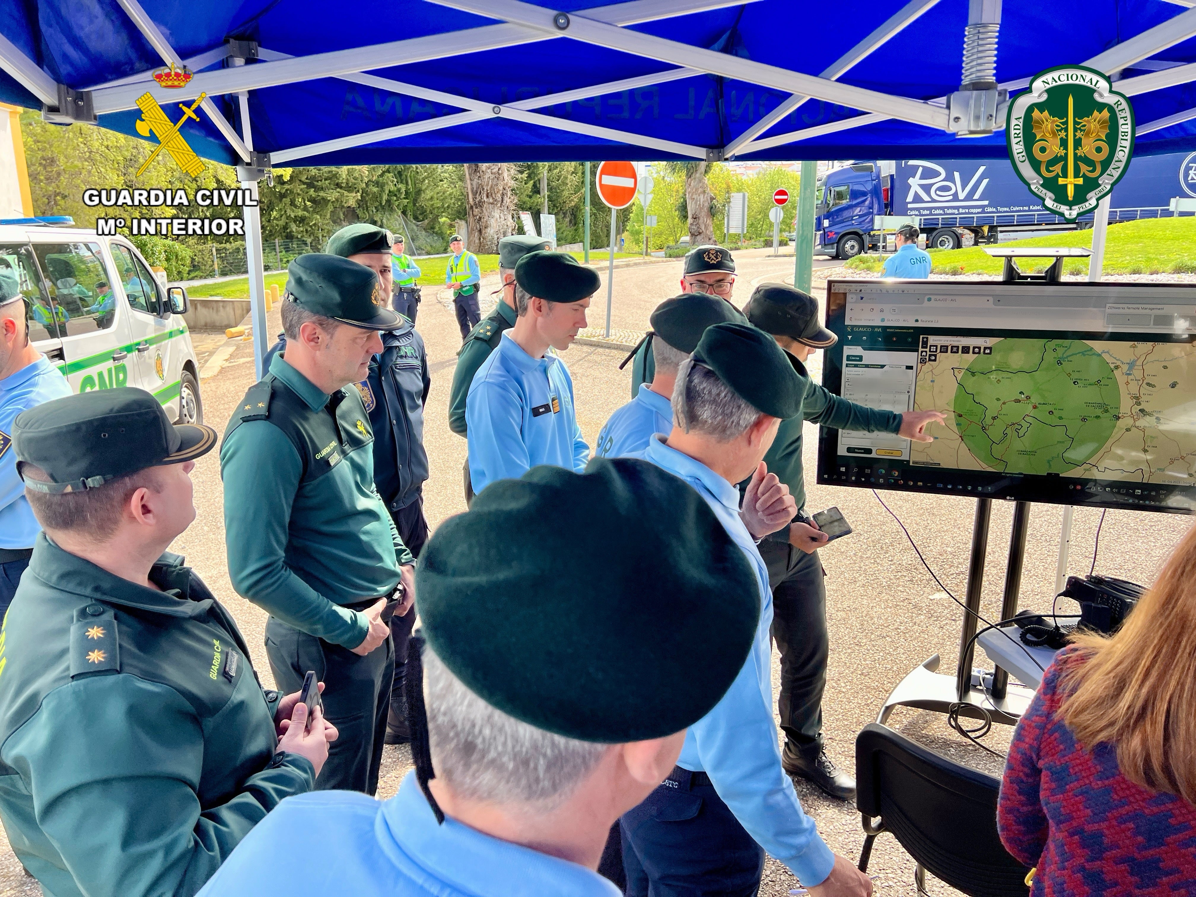 El simulacro de persecución policial transfronteriza entre la Guardia Civil de Cáceres y la GNR, en imágenes