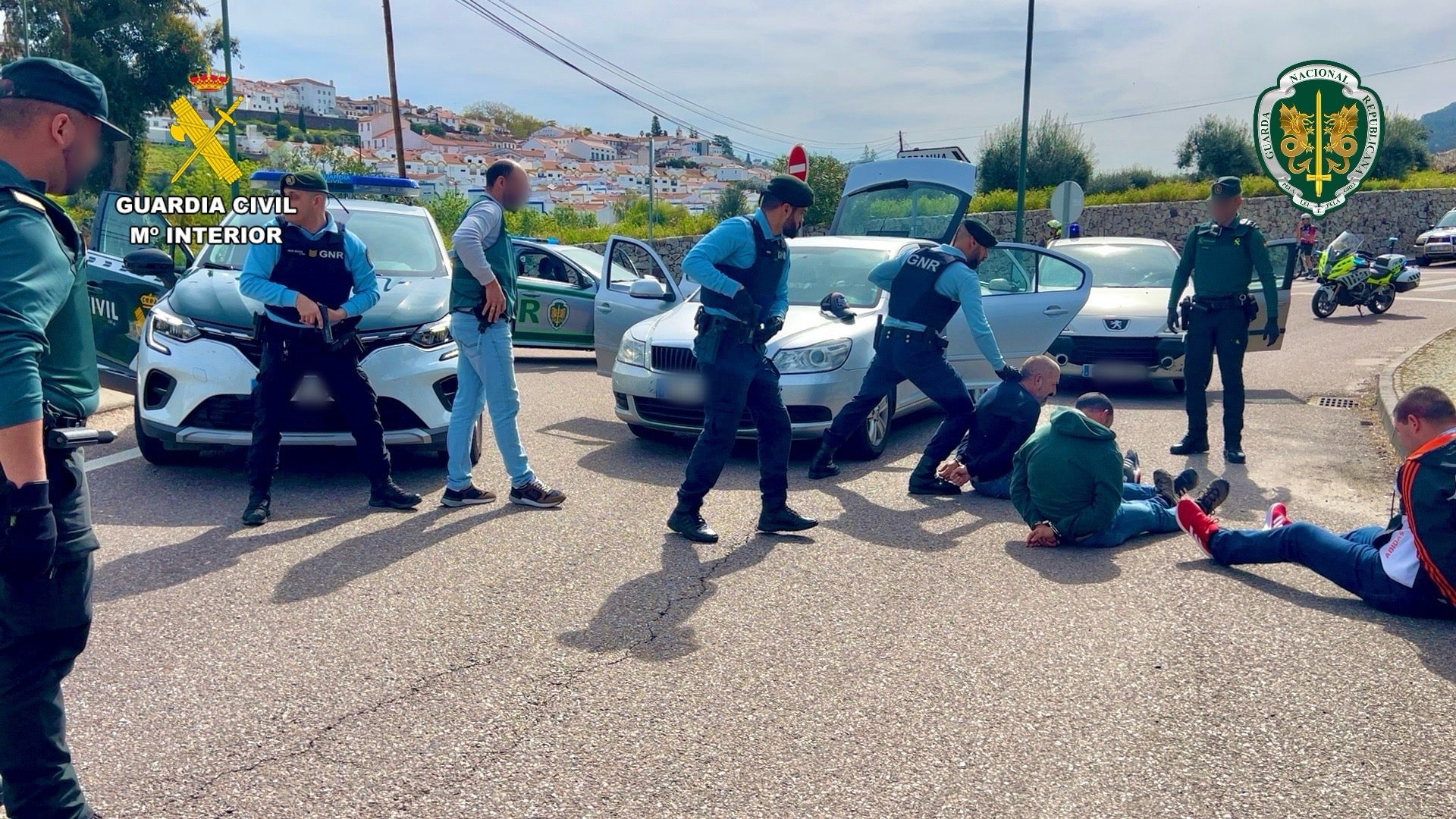 El simulacro de persecución policial transfronteriza entre la Guardia Civil de Cáceres y la GNR, en imágenes