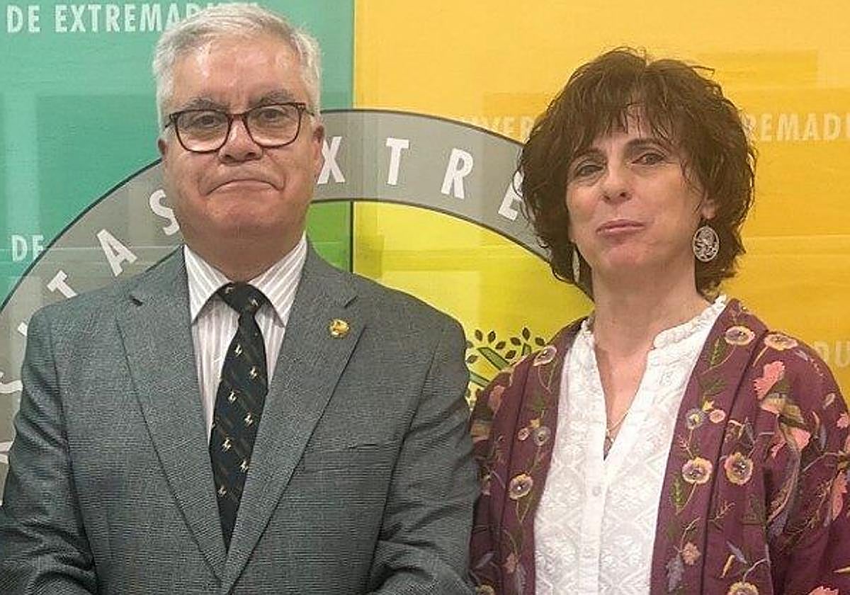 El rector de la UEx, Pedro M. Fernández Salguero, junto a María Luisa Durán Martín-Merás, nueva Defensora Universitaria.