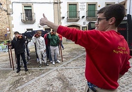 Ensayo de los hermanos de carga del paso juvenil del Triunfo de la Eucaristía de la Sagrada Cena, el sábado pasado en la plaza de Santiago de Cáceres.
