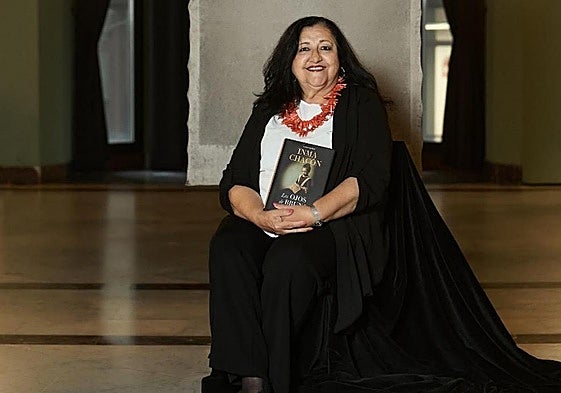 La escritora de Zafra, Inma Chacón con el libro 'Los ojos de Bruna'.