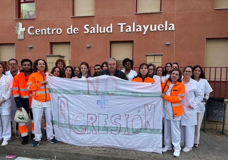 Concentración de los sanitarios del Centro de Salud Talayuela.