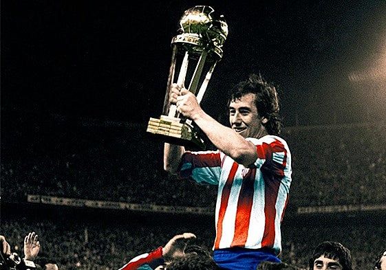 El extremeño Adelardo fue el encargado de levantar la copa.