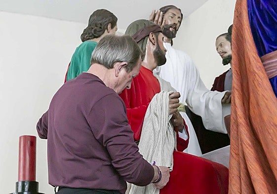 Preparando las esculturas que salen hoy desde la Argentina, que pone en la calle dos pasos : Sagrada Cena y Nuestra Señora del Patrocinio.