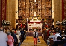 Estos son los mantos que lucirá la Virgen de la Montaña de Cáceres en el novenario de 2025