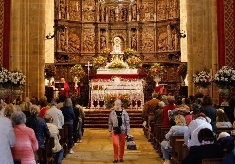 Estos son los mantos que lucirá la Virgen de la Montaña de Cáceres en el novenario de 2025