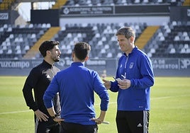 David González charla con Montori en su primer entrenamiento.