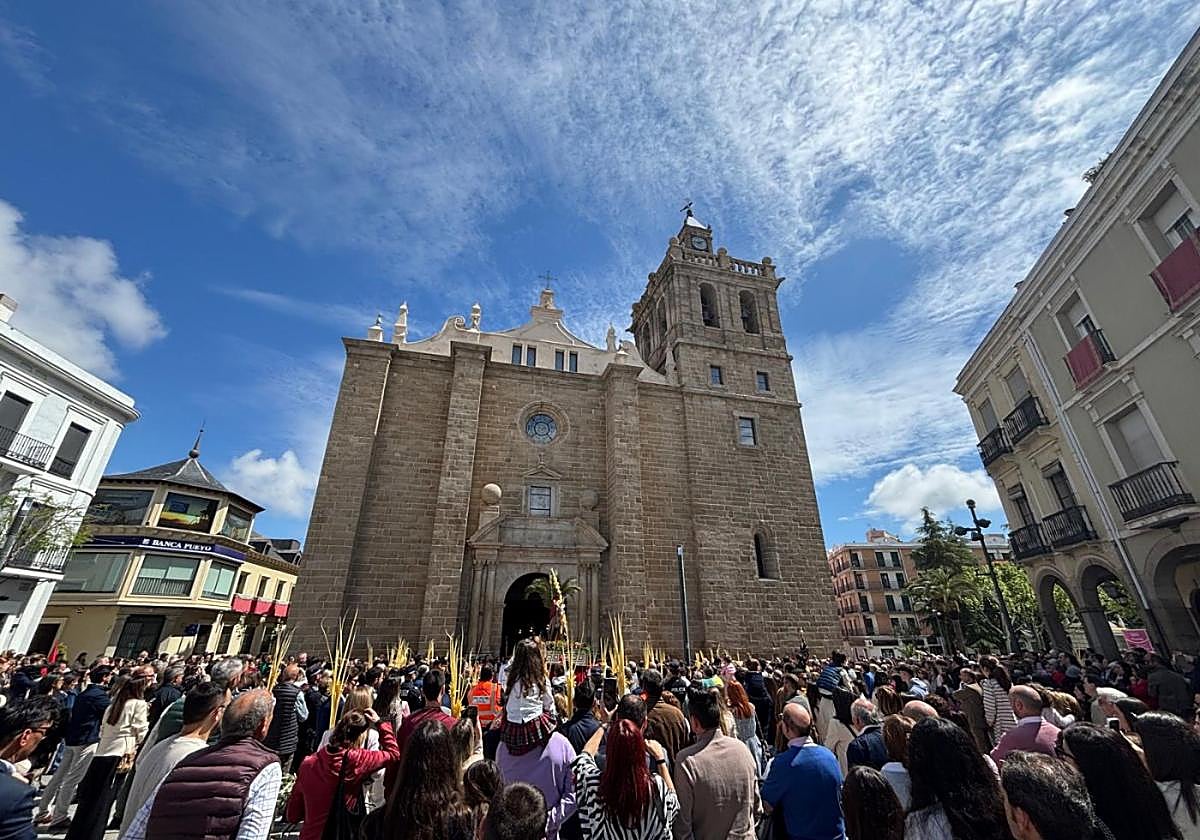Llegada del paso de regreso a la iglesia.