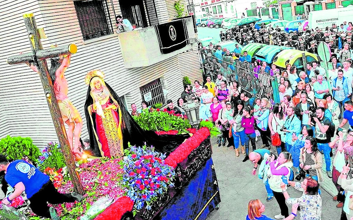 Las nazarenas de las Descalzas esperan estrenar sus túnicas el Martes Santo