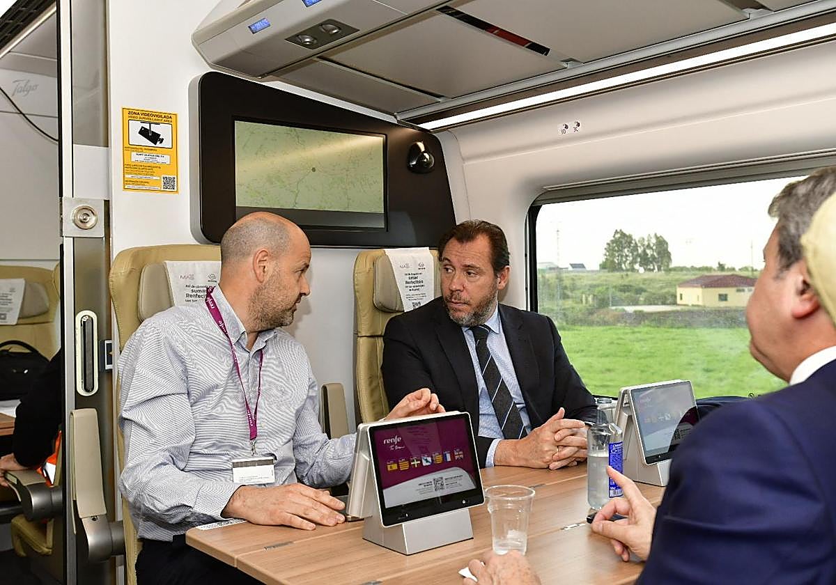 Fotos | Óscar Puente llega a Mérida en un tren a 303 kilómetros por hora