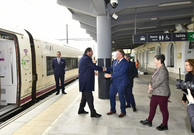 Antonio Rodíguez Osuna ha recibido al ministro en la estación de ferrocarril.