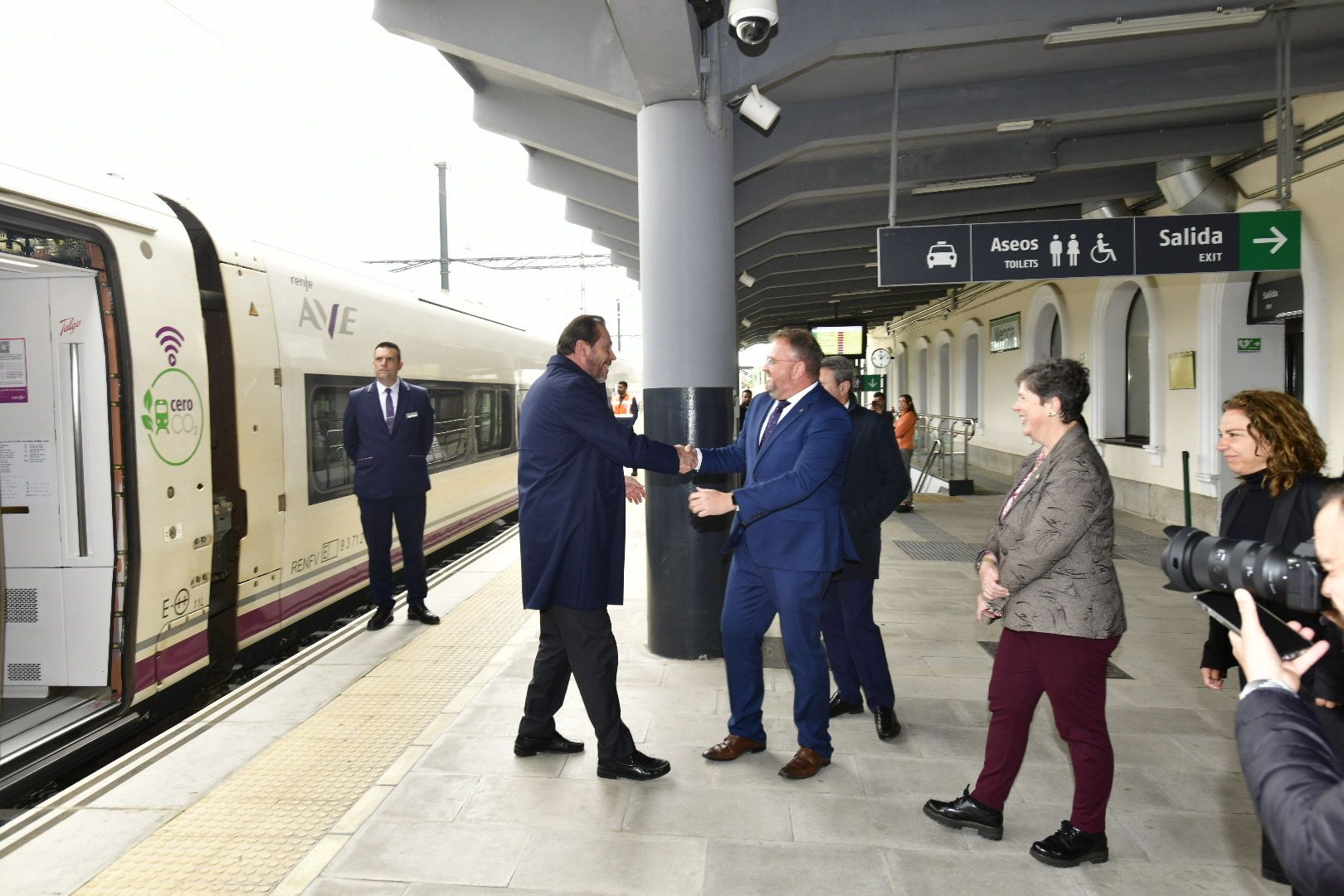 Fotos | Óscar Puente llega a Mérida en un tren a 303 kilómetros por hora