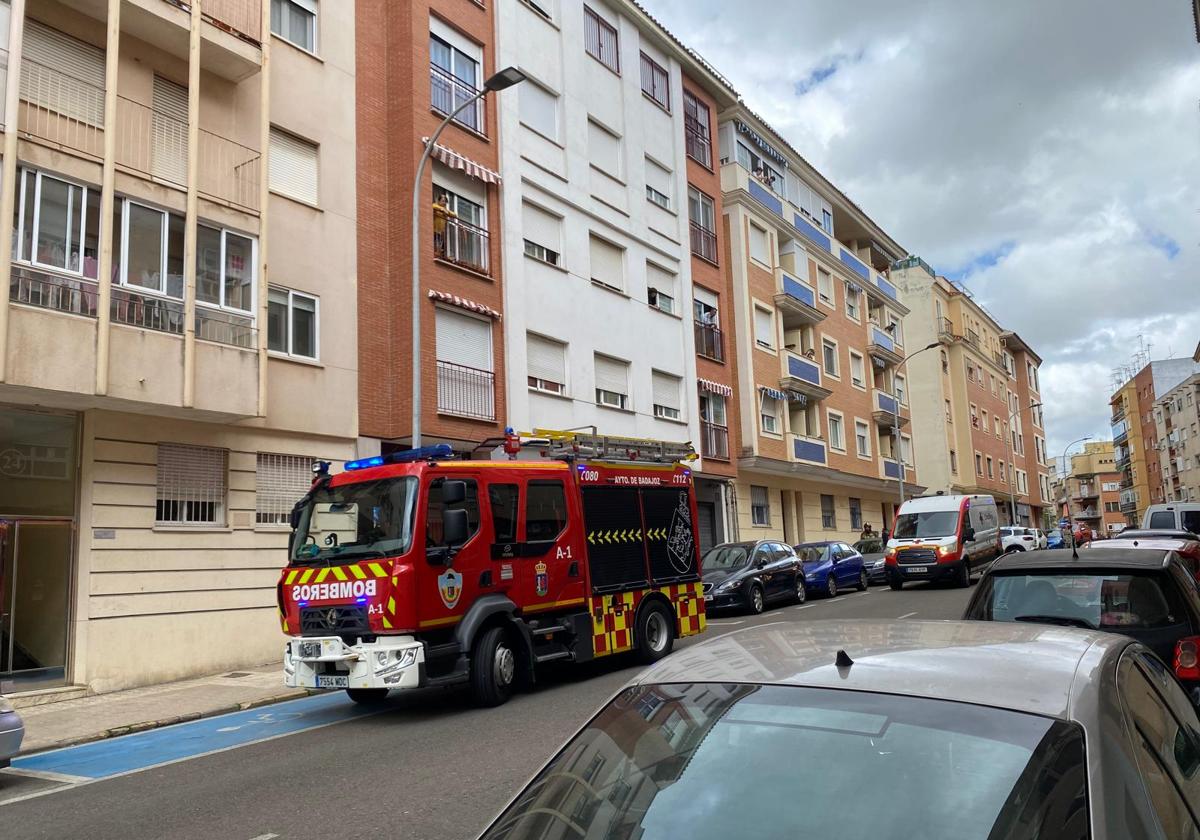 Efectivos de bomberos intervienen en un incendio en Badajoz