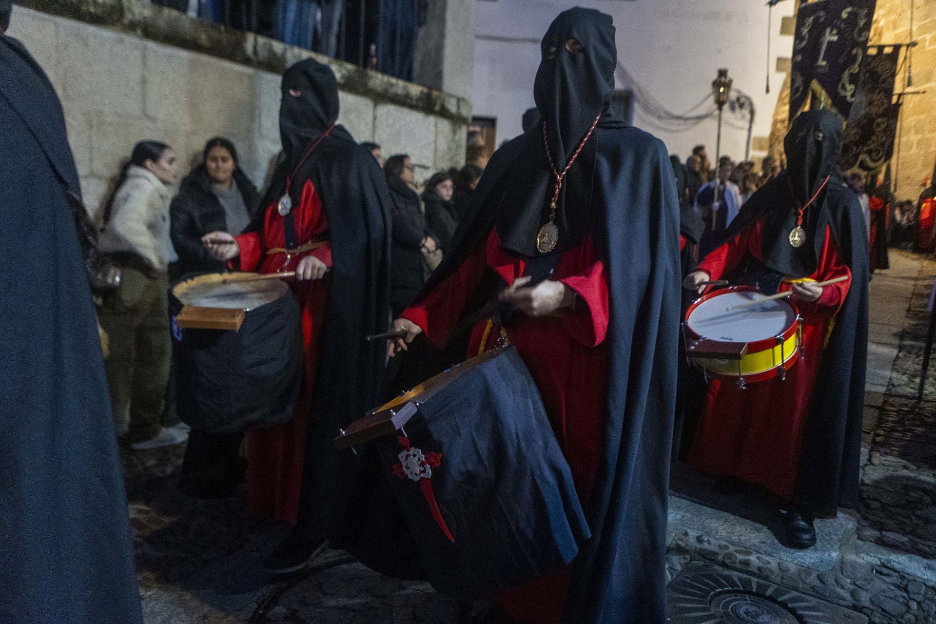 Las mejores imágenes del Lunes Santo en Cáceres