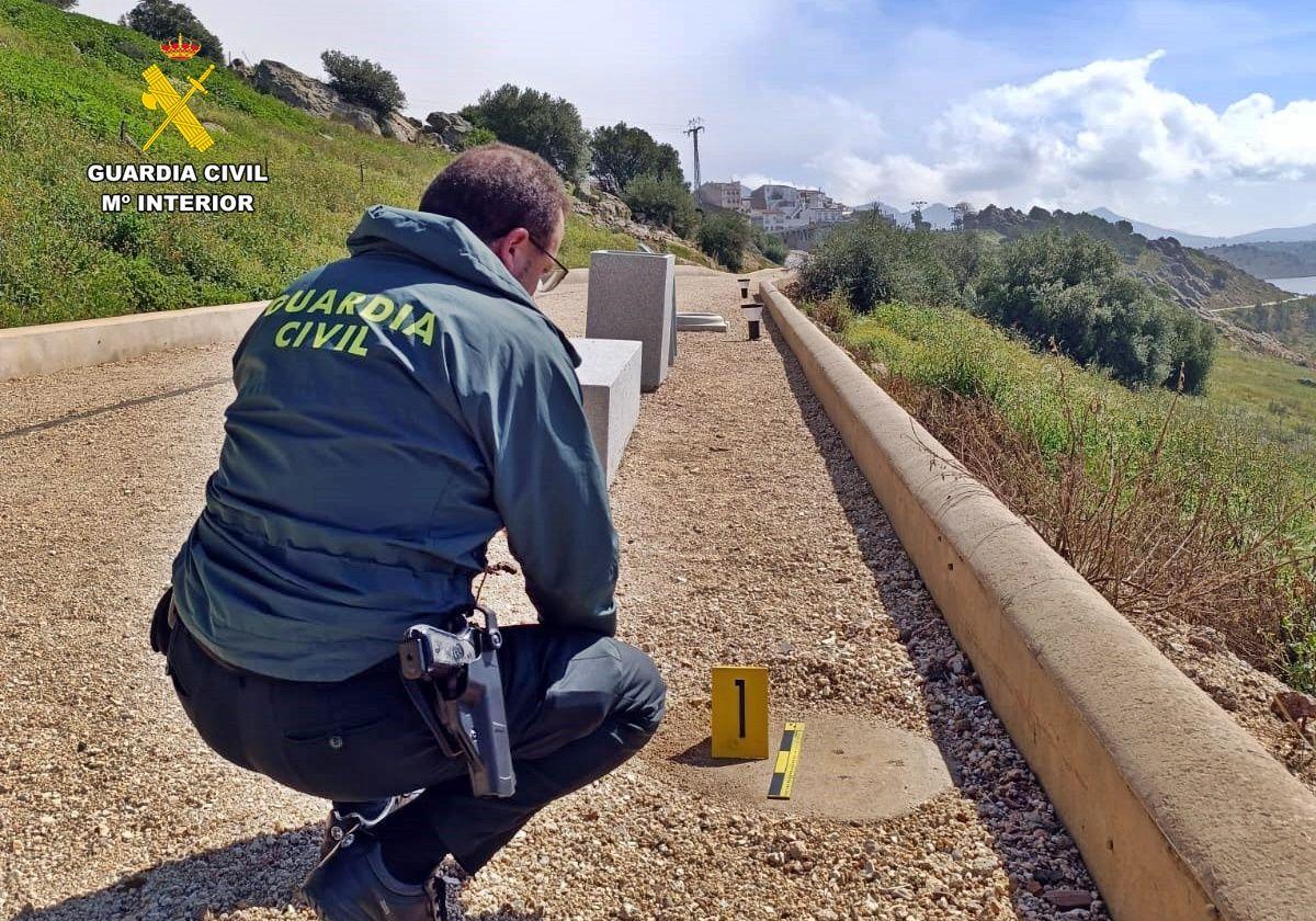 Un vecino de Almendralejo roba cuatro farolas en Alange para colocarlas en su parcela