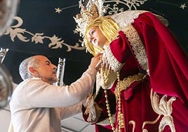 Ángel de las Heras, vistiendo a María Santísima de la Amargura.