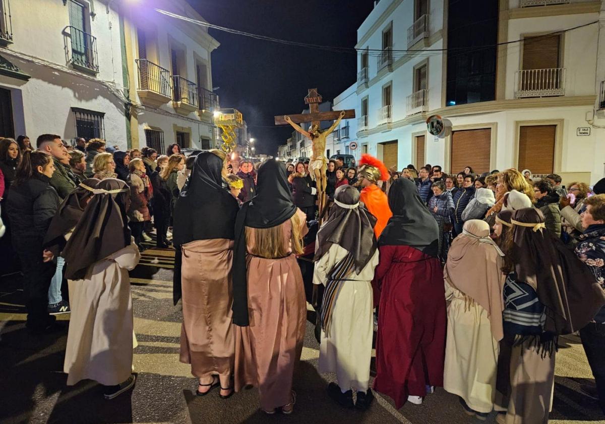 El viacrucis se celebra en la iglesia de la Candelaria por la previsión de lluvia