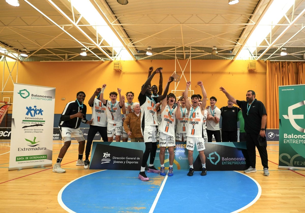 Los júniors del Vítaly La Mar BCB celebran el título extremeño.