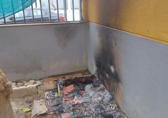 Estado en el que quedó parte de la vivienda con uno de los cachorros calcinados.
