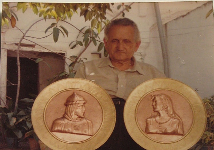 Jerónimo Soto, ya mayor, con dos de sus obras.