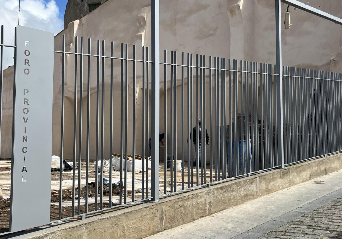 La Junta inicia por la calle Holguín la obra para desenterrar el foro provincial