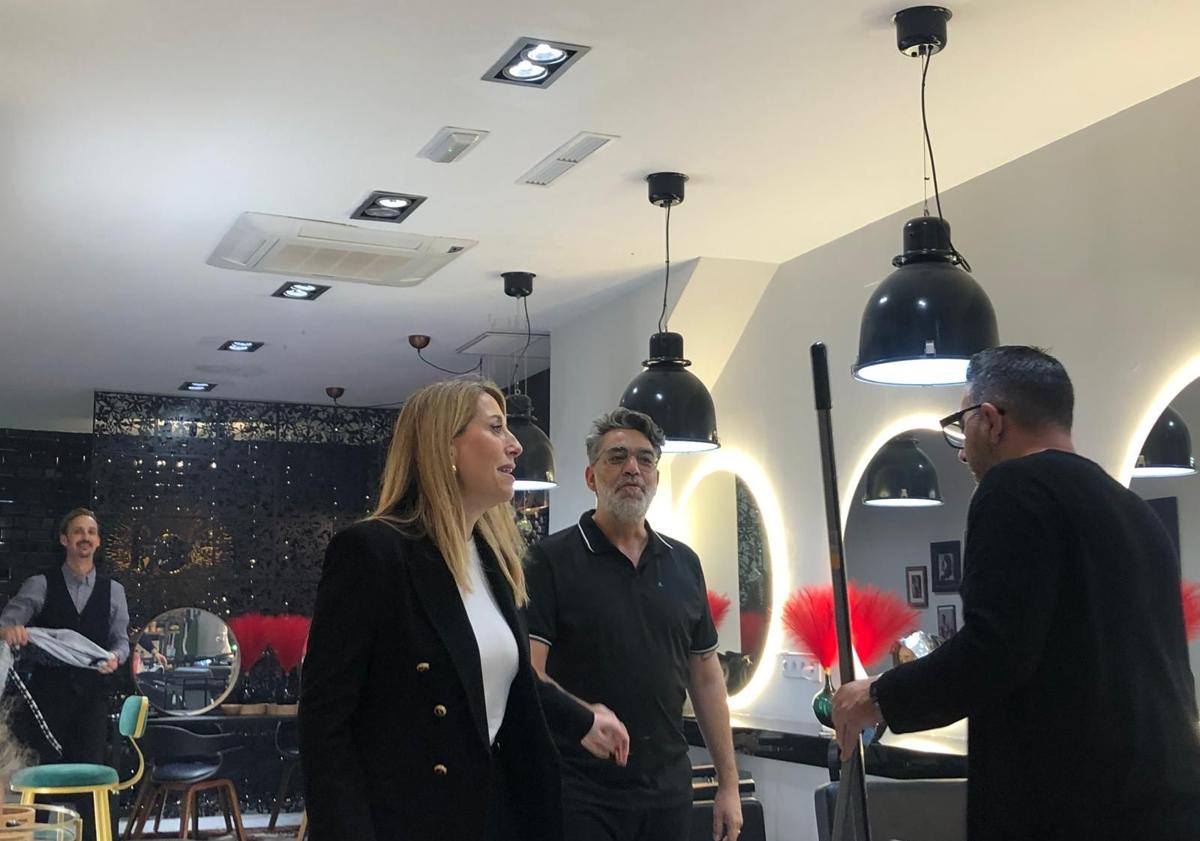 Imagen principal - La presidenta señaló que volvería a pasarse por el salón con más tiempo.