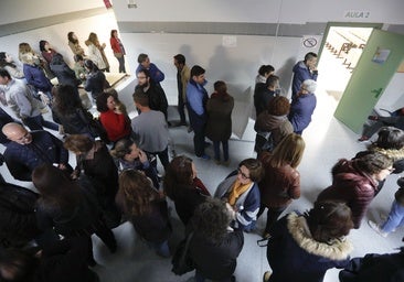 Aspirantes a un empleo público en la región esperan a ser llamados para entrar al examen.