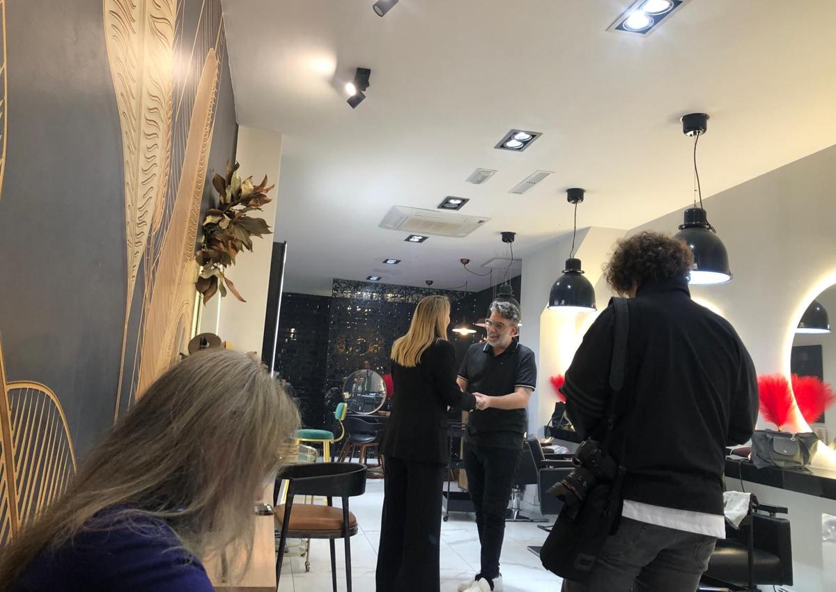 Imagen secundaria 1 - La presidenta señaló que volvería a pasarse por el salón con más tiempo.