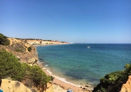 Esta playa portuguesa ofrece arena dorada, agua cristalina y un sinfín de actividades para disfrutar en vacaciones.
