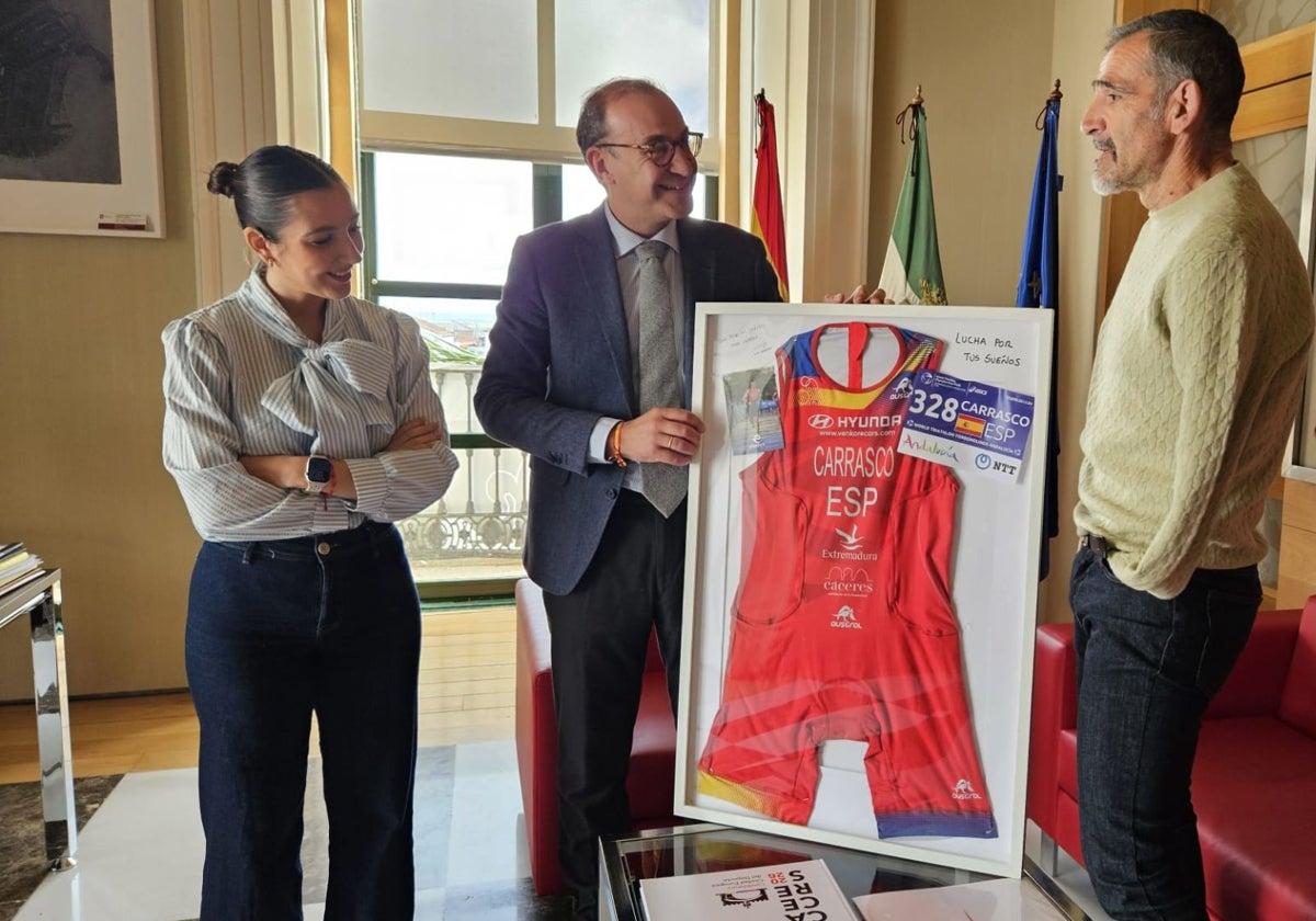 Kini Carrasco regala a Cáceres el maillot con el que se proclamó campeón del mundo