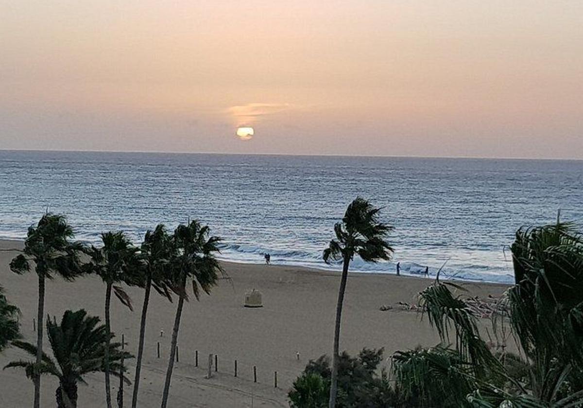 Imagen principal - Maspalomas es uno de los muchos destinos de Gran Canaria para disfrutar del sol, la arena y el agua.