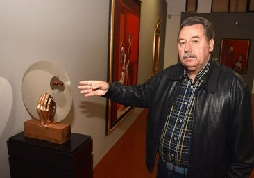 El artista, hijo adoptivo de Plasencia, junto a una de sus obras, en una imagen de archivo.
