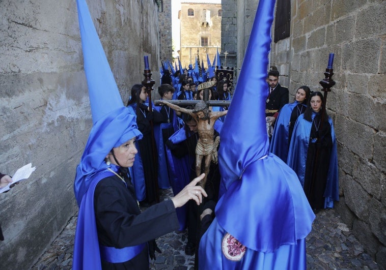 La Procesión Magna recorre este Viernes Santo la parte antigua de Cáceres con once pasos